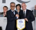 Bild: ---/Xinhua/dpa
Gianni Infantino (r) mit Salman bin Ibrahim al-Chalifa, Chef des asiatischen Fußballverbands.
