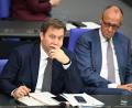 Bild: Michael Brandt/dpa
Merz und Klingbeil wirkten nachdenklich im Bundestag.