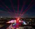 Bild: Peter Kneffel/dpa
Eine Lasershow statt Feuerwerk gab es auf der Münchner Ludwigstraße 2025 (Archiv).