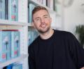 Bild: Rolf Vennenbernd/dpa
Fußball-Weltmeister Christoph Kramer sammelt seit 1999 kleine Monster auf Karten.