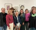 Bild: Renate Neuhierl | medbo KU
Opa Emil mittendrin: Prof. Dr. Markus Wittmann (von links), Sonja Dobmeier, Sophie Grüner, Eva Achatz, Karin Achatz, Ursula Wohlfeld, Brigitte Lindner, Jürgen Huhn vor dem Portrait Emil Schickers.