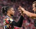 Bild: Harry Langer/dpa
Wie lange bleiben die Superstar Olise (links) und Kane noch bei Bayern? (Archivbild)