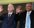 Bild: Themba Hadebe/AP/dpa
Afrikas Fußballpräsident Patrice Motsepe (r) steht fest an der Seite von FIFA-Chef Gianni Infantino. (Archivbild)