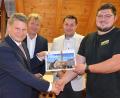 Bild: Helmut Kunz
Herzlichen Glückwunsch: Die Bürgermeister-Troika Benjamin Zeitler, Jürgen Meyer und Stephan Gollwitzer (von links) gratuliert Thomas Fleischmann zur Wahl des Ortssprechers.