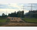 Bild: Josef Rosner
Außen die alten und neuen Masten des Ostbayernrings, in der Mitte Bauarbeiten für den künftigen Süd-Ost-Link: Bei Rosenbühl (Markt Konnersreuth) liegen die Trassen der beiden Großprojekte nah beieinander.