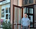 Bild: san
Andreas Wörz vor seinem Ring-Theater in Amberg. Den Kino-Charakter des seit den 1990er Jahren denkmalgeschützten Hauses will er unbedingt erhalten. Mit einem Förderverein hat der Kulturbetrieb am Spitalgraben eine neue Struktur bekommen. Auch stehen Investitionen an.