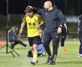 Archivbild: Hubert Ziegler
Gegen Burglengenfeld gab es für FCA-Cheftrainer Erkan Kara (rechts) noch Grund zum Jubeln. Nach der Niederlage gegen Schlusslicht Bogen nimmt er seine Mannschaft vor dem wichtigen Duell gegen Kareth nun in die Pflicht.