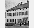 Bild: Chronik Bank- und Warengeschäft Zahn von 1944
Das Haus am Eingang zum Tirschenreuther Marktplatz im Jahr 1883.