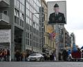 Bild: Michael Brandt/dpa
Bei Grabungen am Checkpoint Charlie wurden unter anderem Reste der alten Grenzanlage gefunden. (Archivbild)