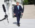 Bild: Tom Brenner/AP/dpa
Trump verkündet den Namen seiner neuen Pressesprecherin. (Archivbild)