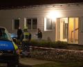 Bild: Tizian Gerbing/dpa
Die Polizei sichert den Tatort rund um das Haus des Tatverdächtigen. Bei einer Waffenkontrolle in der Oberpfalz sind eine Mitarbeiterin und ein Mitarbeiter des Landratsamts Neumarkt erschossen worden.