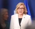 Bild: Omar Havana/AP/dpa
EU-Digitalkommissarin Henna Virkkunen (r.) mahnt KI-Firmen, ihre neusten Modelle erst nach erfolgreichen Sicherheitstests zu veröffentlichen. (Archivbild)