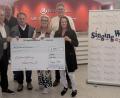 Bild: Monika Gäbelein, Witt-Gruppe
Singing Witt überreicht 6.300 Euro an die Kirchenstiftung Vohenstrauß. Der Erlös stammt aus einem Benefizkonzert für die Innenrenovierung der Pfarrkirche. Von links: Werner Hanauer (Kirchenpfleger), Dieter Roll (Singing Witt), Pfarrer Alexander Hösl (Pfarreiengemeinschaft Vohenstrauß), Stefanie Zühlke-Schmidt (Chorleiterin Singing Witt), Reinhard Kick (Pfarrgemeinderat und Singing Witt), Susanne Lindemann (Singing Witt)