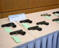 Bild: Federico Gambarini/dpa
Die Polizei hat mehrere Schusswaffen sichergestellt.