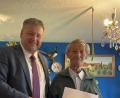 Bild: Stefan Braun
Bürgermeister Stefan Brauch gratuliert Alfons Neubauer zum 85. Geburtstag