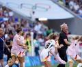 Bild: Marcus Brandt/dpa
Jubel über Olympia-Bronze: Bundestrainer Horst Hrubesch und die deutschen Fußballerinnen 2024. (Archiv)