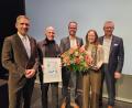 Bild: Christopher Dotzler
Maria Obermeier erhielt in diesem Jahr den Wirtschaftspreis. Mit ihr freuten sich (von links) Oberbürgermeister Michael Fritz, ihr Partner Christoph Wenzel sowie die Raiffeisenbank-Vorstandsmitglieder Florian Rauch und und Martin Sachsenhauser (rechts).