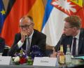 Bild: Marcus Brandt/dpa
Daniel Günther (r) sprach bei „Inas Nacht“ auch über Friedrich Merz.
