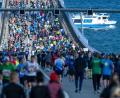 Bild: Stefan Sauer/dpa
Läufer starten beim 18. „Rügenbrücken-Marathon“ in Stralsund.