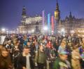 Bild: Robert Michael/dpa
Teilnehmer des Spazierclubs laufen am Abend durch Dresden.
