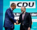 Bild: Kay Nietfeld/dpa
Auch CSU-Politiker Manfred Weber - hier mit CDU-Chef Friedrich Merz - befeuert vor einer CDU-Präsidiumsklausur die Debatte um den Kurs zur AfD. (Archivfoto)