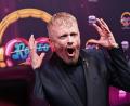 Bild: Bernd Weißbrod/dpa
Fernsehmoderator, Musicaldarsteller, Musiker und Entertainer: Ross Antony.