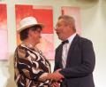 Bild: Werner Robl
Oma (Angelika Protschky) und Sepp (Kunibert Reiß) wollen heiraten. Die freudige Nachricht wollen sie an Hermines 65. Geburtstag der Familie mitteilen.
