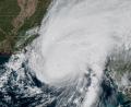 Bild: Uncredited/National Oceanic and Atmospheric Administration/AP/dpa
Der Sturm bewegt sich weiter landeinwärts in Richtung der Bundesstaaten Alamaba und Tennessee und bringt Windgeschwindigkeiten von bis zu 100 Kilometern pro Stunde.