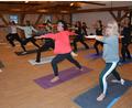 Bild: Josef Rosner
Gleich dreimal wurde am Freitagabend eine 45-minütige Übungsstunde mit Yoga angeboten, wie hier mit Yogalehrerin und Physiotherapeutin Nina Meixner (links). Die Yogastunden im Ratssaal waren sehr gut besucht.