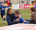 Bild: Mario Wiedel
Weidens Torschütze Adrian Hoti bejubelt seinen direkten Freistoßtreffer zur 1:0-Führung mit Trainer Michael Riester.