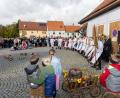 Bild: Roland Wellenhoefer
Zum traditionellen Aufspielen reihen sich die Kirwaburschen und -madla auf. Mit selbst gereimten Schnaderhüpferln nehmen die Burschen das Dorfgeschehen aufs Korn.