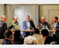 Bild: Peter Ringeisen
Zum Gespräch über die aktuelle Bedrohungslage hatte MdL Bernhard Heinisch (rechts) eingeladen, und er moderierte die Beiträge seiner Gesprächspartner (von links): Kreisbrandrat Christof Strobl, Oberstleutnant der Reserve Stephan Koller, FW-Kreisvorsitzender Hans Martin Grötsch und Generalmajor a. D. Norbert Wagner.