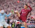 Bild: Jon Super/AP/dpa
Der deutsche Nationalspieler Florian Wirtz (r) vom FC Liverpool beim Heimspiel gegen Manchester City und Iliman Ndiaye.
