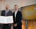 Bild: Hannes P. Albert/dpa POOL/dpa
Der Vorsteher des Börsenvereins, Sebastian Guggolz (rechts), überreichte die Urkunde an Philippe Sands.
