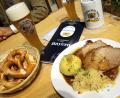 Bild: Wolfgang Kumm/dpa
Schweinebraten mit Knödel: Bürgermeister Reinhard Kreuzer legt Wert darauf, dass dieses Leibgericht mit bayerischer Tradition angesichts neuer Trends in Schönsee nicht ins Hintertreffen gerät.