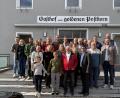 Bild: Siegfried Bock
Immer gut drauf und gesellig: Eduard Harrer (vorne Mitte) neben seiner Christine sowie Familienmitgliedern und den Vertretern von Gemeinde, Kirche und Vereinen.