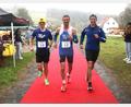 Bild: Rudolf Hirsch
Der Schlussläufer der Siegerstaffel TV Burglengenfeld, Markus Gleißl (Mitte), ließ sich beim Zieleinlauf von zwei Mannschaftskollegen begleiten.