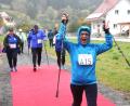 Bild: Rudolf Hirsch
Jubelnd überquert die Walkerin die Ziellinie in Pertolzhofen. Dort hatte der Veranstalter den Sportlern den roten Teppich ausgelegt.