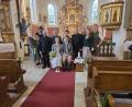 Bild: swo
Noch in der Kirche gratulierten Eltern und Geschwister dem Brautpaar. Auch die Familienfotos wurden gleich dort aufgenommen – hier mit der Familie der Braut. Auf einen feierlichen Auszug aus der Kirche wurde deshalb verzichtet.