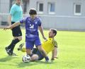 Bild: Hubert Ziegler
Matthias Graf (rechts) vom FC Amberg im Zweikampf mit seinem Karether Gegenspieler.