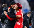 Bild: Tom Weller/dpa
Trainer Julian Schuster und Siegtorschütze Keisuke Goto jubeln gemeinsam.