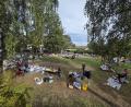 Bild: IG Spielplatz Hütten
Viele Besucher stöbern beim ersten Flohmarkt auf dem Spielplatzgelände in Hütten.
