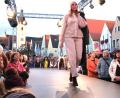 Bild: Rudolf Hirsch
Die Modenschau auf dem Schwandorfer Marktplatz lockte wieder viele Besucher in die Innenstadt. Die Models zeigten die neuesten Trends für den Modeherbst.