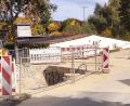 Bild: Bertram Nold
Rot-weiße Absperrungen bestimmen derzeit das Bild in Fuhrmannsreuth. Das Bild zeigt einen Baustellenabschnitt im Gregnitzweg.