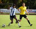 Bild: Dieter Jäschke
Der Altenstädter Angreifer Ansalem Ogbonnaya (links) verteidigt den Ball gegen Hannes Neumann vom TSV Erbendorf. Der Erbendorfer 3:1-Sieg wurde von rassistischen Äußerungen von den Zuschauerrängen überschattet.