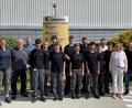 Bild: Kennametal
v. l. n. r. Anja Obermeier (technische Ausbilderin), Josef Braun (Produktionsleiter), Stephan Schatz (Werksleiter), Noah Greimel, Julian Weich, Vit Packan, Michael Lorenz, Sebastian Prößl, Vivien Raabe, Abdulrahman Aljolaji, Luis Haberl, Lukas Zeitler ,Markus Baierl (Betriebsratsvorsitzender), Timo Burkhard, Christine Mannhardt (Personalleiterin) und Maximilian Winkler (technischer Ausbilder). Bild: Kennametal