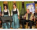 Archivbild: Renate Zupfer-Vilas
Die „Zupfer-Moidln und da Gerhard“ sorgen zum Auftakt der Neustädter Dotschkirwa für Stimmung.