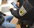 Symbolbild: Bundespolizei
Ein 42-jähriger Mann hat am Hauptbahnhof Regensburg den Hitlergruß gezeigt und Bahnsicherheitsmitarbeiter beleidigt.