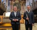 Bild: Paul Zrenner
Domorganist Martin Bernreuther und Hans Kistler (von links) beim Schlussapplaus nach dem Konzert in der Stiftsbasilika Waldsassen