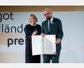 Bild: Christophe Gateau/dpa
Juryvorsitzende Elke Büdenbender überreicht den Margot Friedländer Preis 2026 an den Münchner Hochschullehrer Guy Katz.